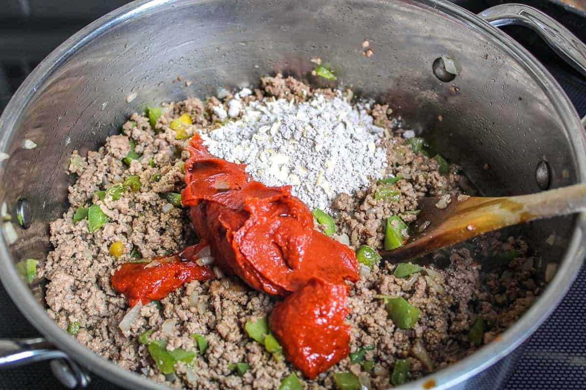 ground beef, onion, bell pepper and seasonings in stockpot.