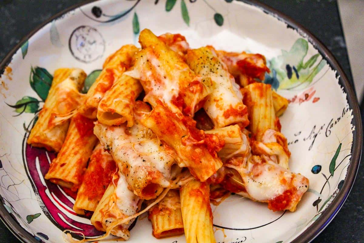 Rigatoni in Italian bowl