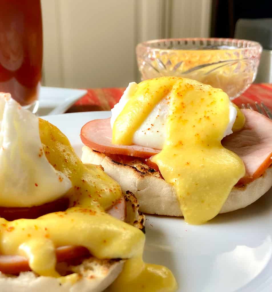 Hollandaise sauce on eggs benedict