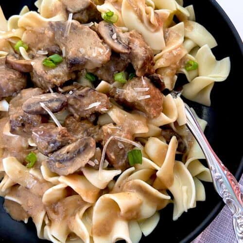 1:6 beef SroganoffWbeef chunks,noodles in a cream sauce.Your choice of clear bowls or green bowls in 2 sizes.Barbie foodBarbie kitchen