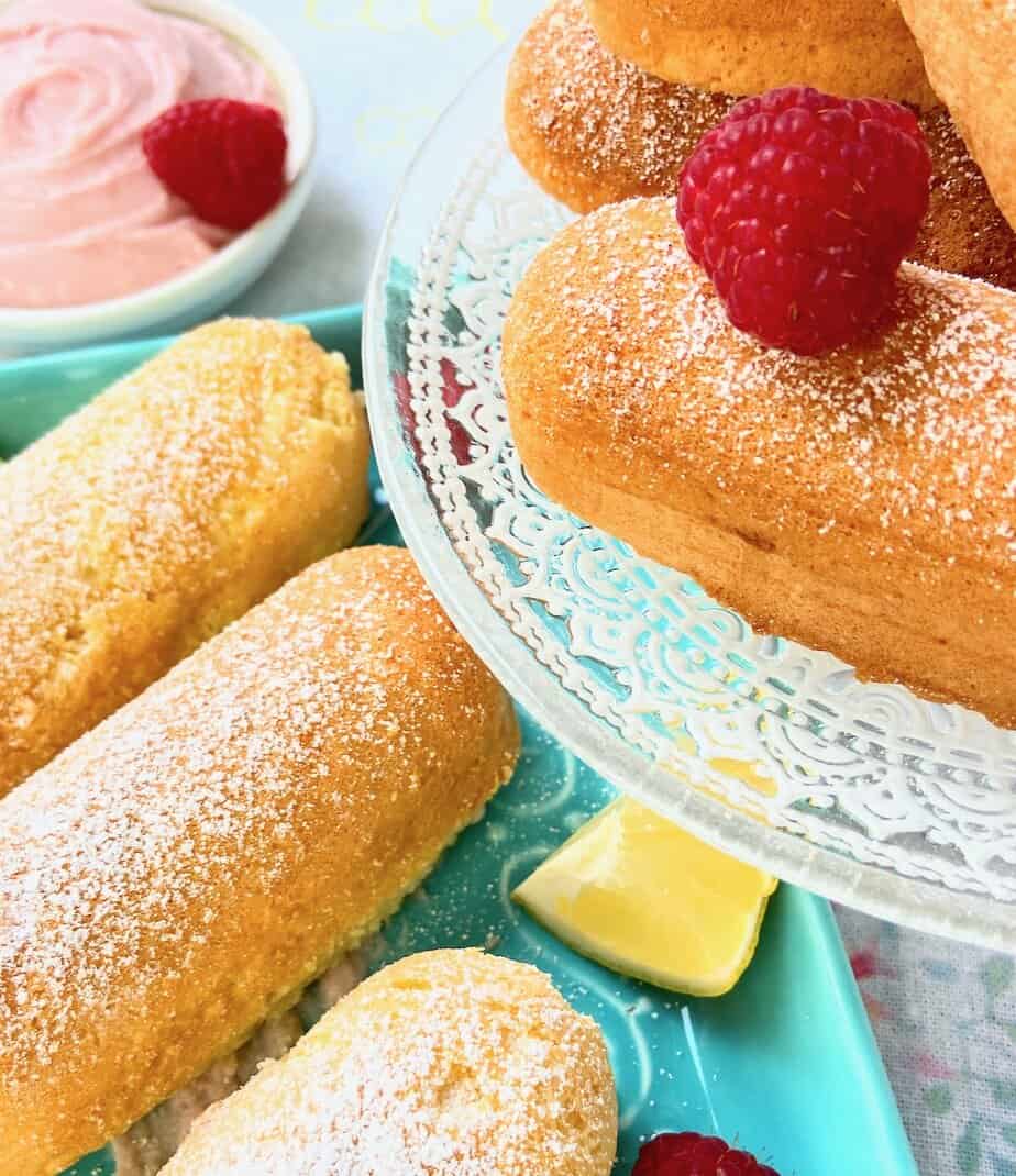 Twinkies dusted with confectioners' sugar on tray.