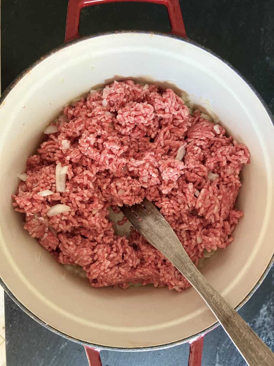 Ground beef and onion in large stockpot.