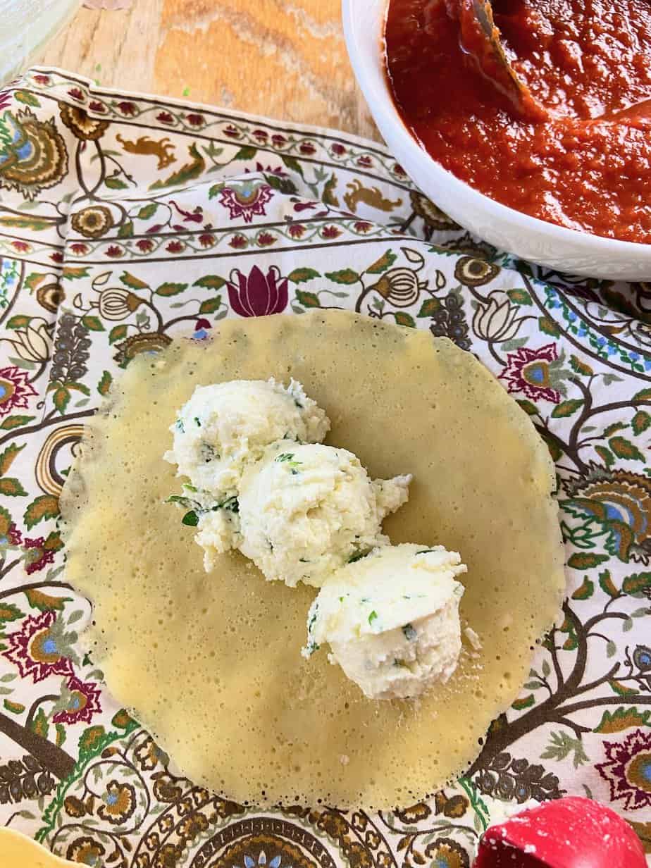 Manicotti crepe with three tablespoons of cheese filling.