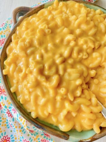 Macaroni and cheese in green bowl.