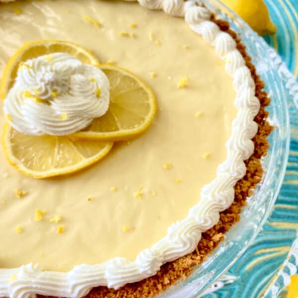 Lemon Icebox Pie on turquoise pie plate.