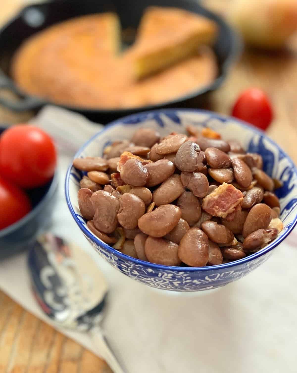 Speckled butter beans in decorative blue bowl.