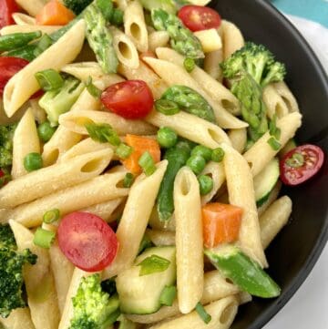Pasta Primavera in black bowl.