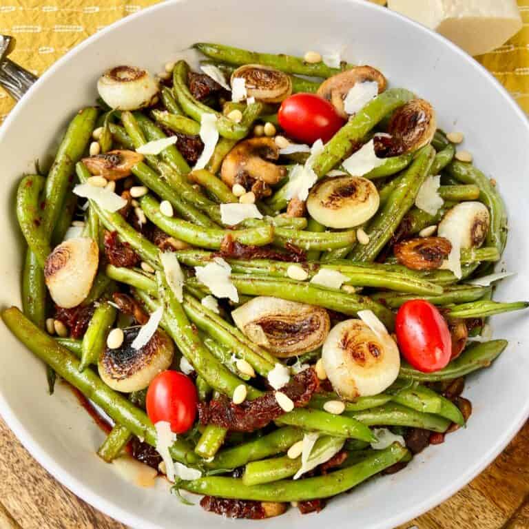 Italian green beans in white bowl.